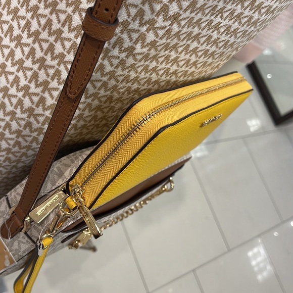 Michael Kors Jet Set Travel Large Travel CONTINENTAL 
BUTTER - Picture 9 of 16